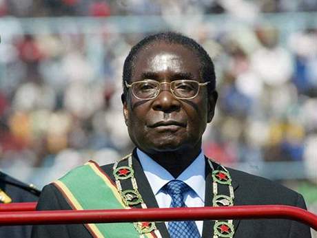 V zákulisí se hovoí pedevím o tom, e mnozí evroptí politici odmítají sedt za jedním stolem s diktátorem Robertem Mugabem ze Zimbabwe.