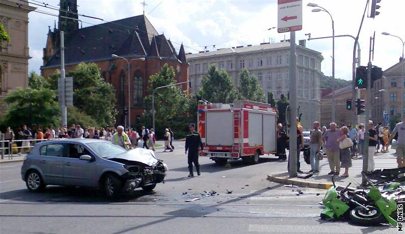 Na erotínov námstí v Brn se srazilo osobní auto s motorkou