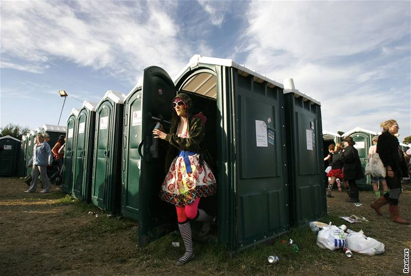 Z festivalu v Glastonbury - fanynka u toalet