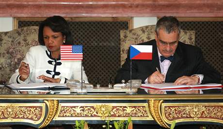 Condoleezza Riceová a Karel Schwarzenberg pi podpisu smlouvy o radaru.