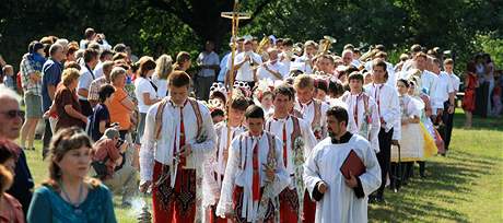 Souástí oslav jsou dv me. Souástí té druhé, poutní, je i prvod ke kapli. Ilustraní foto