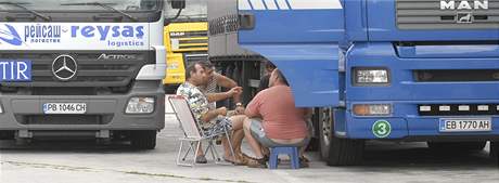 Bulhartí idii na peplnném parkoviti kamion na hraniním pechodu Lanhot do Slovenska
