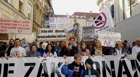 Na dnení demonstraci NE základnám dnes zazní píse Ku, pane Bush