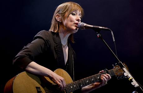 Hrajte o volné lístky na praské vystoupení Suzanne Vega a echomoru, které se koná 22. ervence v praských lutých lázních.