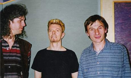 David Bowie ve studiu Sono (vlevo Milan Cimfe, vpravo Pavel Karlk)