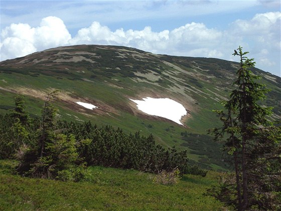 Na jiním svahu Studniní hory leí i v horkém lét na ploe necelého hektaru 5metrová vrstva snhu.