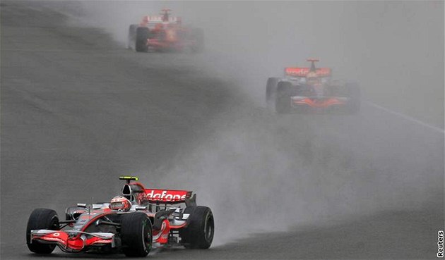 Heikki Kovalainen s vozem McLaren na mokré trati v Silverstone