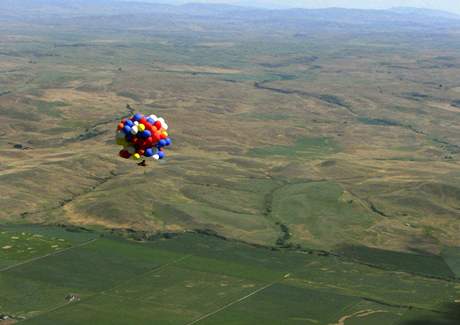 Amerian Kent Couch peletl na zahradním kesle nadnáeném balónky z Oregonu do Idaha (5. ervence 2008)