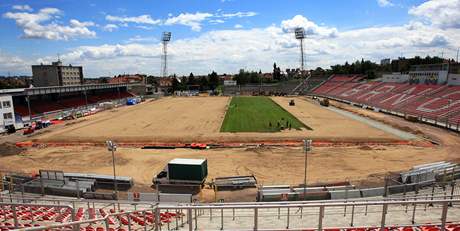 Fotbalov stadion na Krlov Poli zskal nov trvnk, hrac plocha bude vyhvan