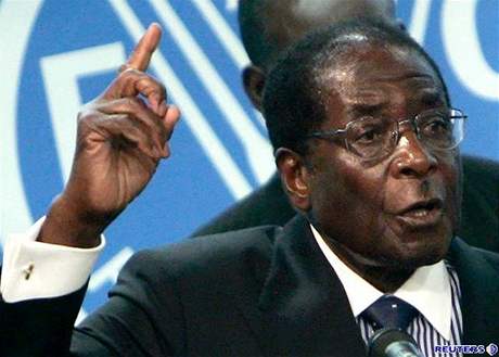 Robert Mugabe je obviován z poruování lidských práv v Zimbabwe.