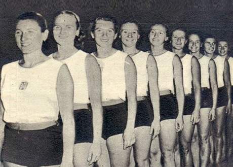 ZLATÁ DVATA. Tým eskoslovenských gymnastek na olympiád v Londýn 1948.