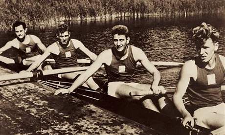 Zlatá tyka s kormidelníkem z olympiády v Helsinkách 1952