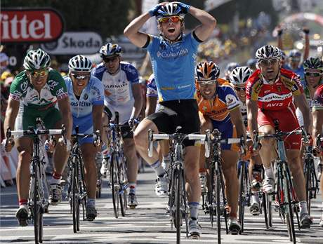 Britský spurtér Mark Cavendish v cíli páté etapy Tour de France