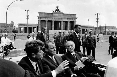 JFK u Braniborsk brny (s Willy Brandtem a Konradem Adenauerem)