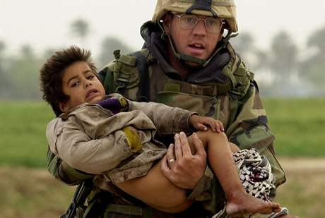 Fotka Josepha Dwyera se zranným iráckým chlapcem obletla celý svt.