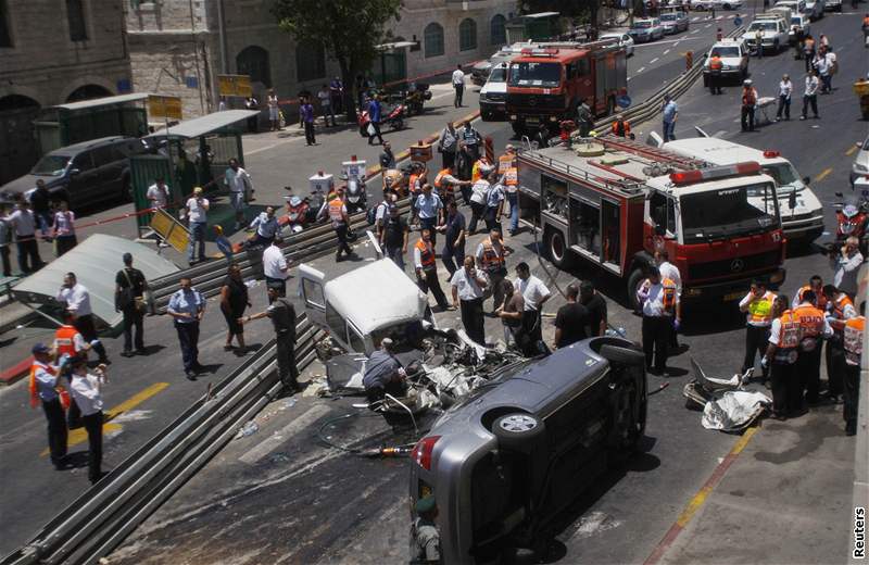 Palestinec najel buldozerem do izraelského autobusu.