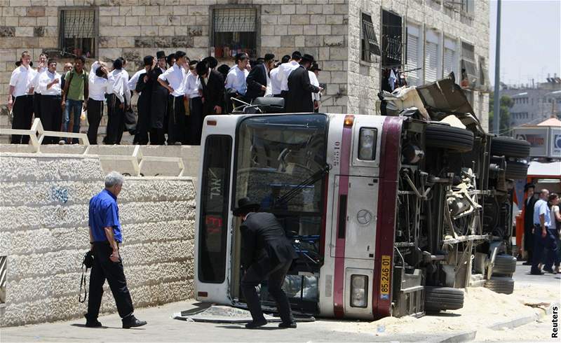 Palestinec najel buldozerem do izraelského autobusu.
