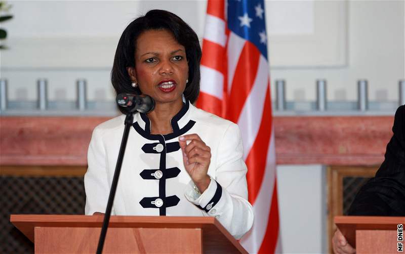 Condoleezza Riceová pi podpisu smlouvy o radaru.