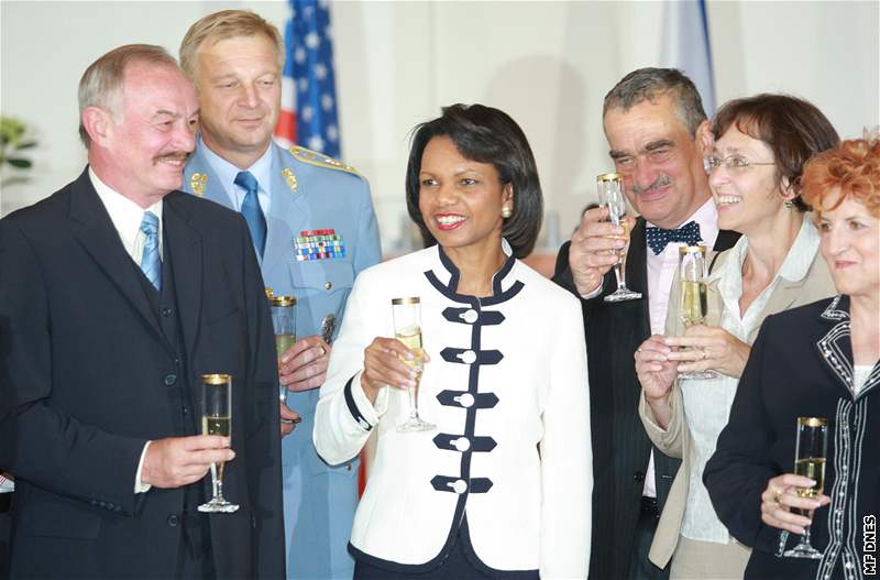 Condoleezza Riceová i Karel Schwarzenberg hodnotili podpis smlouvy jako dleitý krok k bezpenosti USA a Evropy.