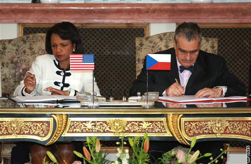 Condoleezza Riceová i Karel Schwarzenberg hodnotili podpis smlouvy jako dleitý krok k bezpenosti USA a Evropy.