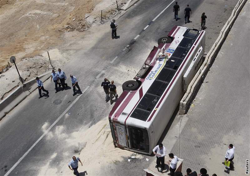Atentátník v buldozeru najel v Jeruzalém do autobusu a pevrátil ho na bok. Dva lidé zemeli (2. ervence 2008)