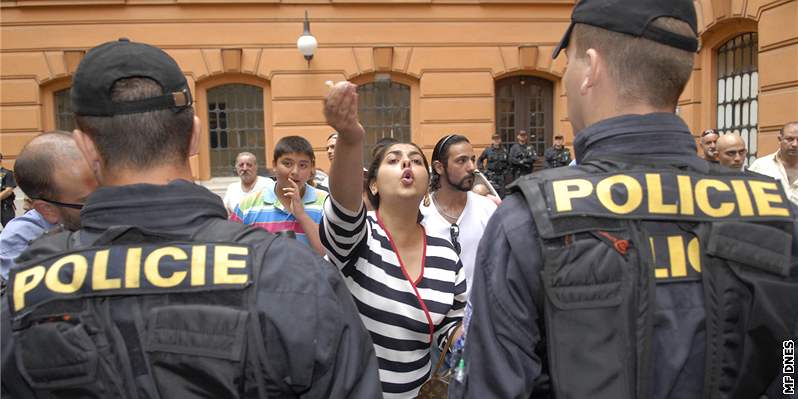 Policisté oddlila znesváené klany olaských Rom na nádvoí Krajského soudu v Brn