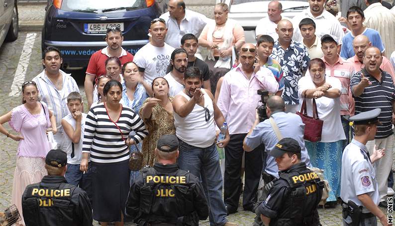Policisté hlídají znesváené klany olaských Rom na nádvoí Krajského soudu v Brn