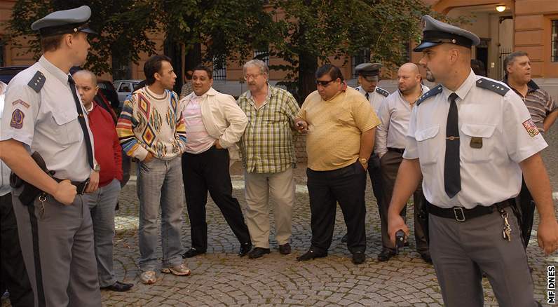 Olatí Romové u brnnského krajského soudu, 29.9.2008