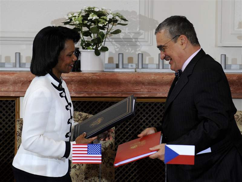 Condoleezza Riceová i Karel Schwarzenberg hodnotili podpis smlouvy jako dleitý krok k bezpenosti USA a Evropy.
