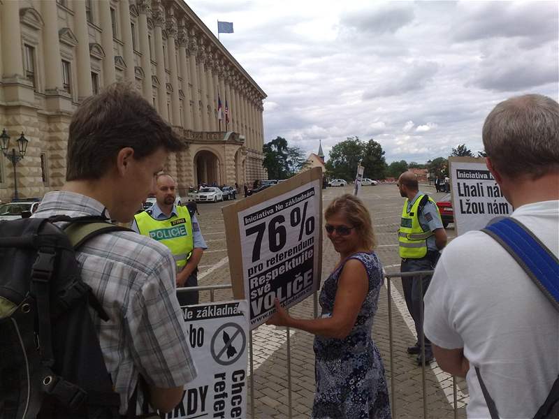 Odprci radaru hodili po ministrovi zahranií raje.