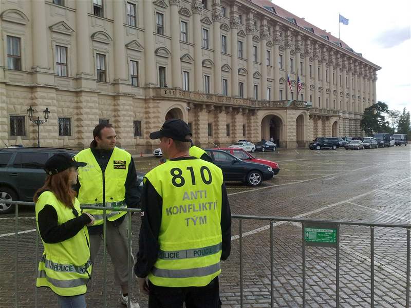 Odprci radaru hodili po ministrovi zahranií raje.