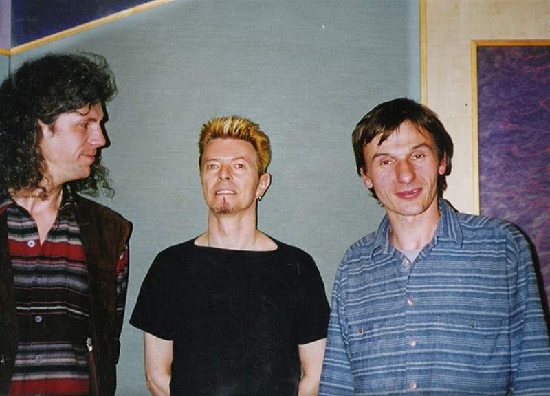 David Bowie ve studiu Sono (vlevo Milan Cimfe, vpravo Pavel Karlík)
