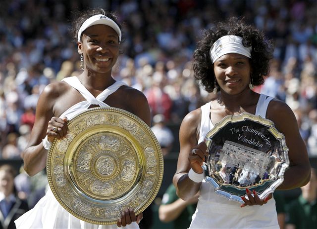 Vítzka Venus Williamsová vlevo, poraená Serena Williamsová vpravo.