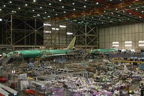 Tovrna Boeing - druh hala kde se montuje Boeing 737 - 900