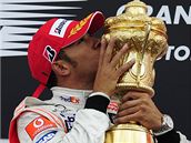 Lewis Hamilton se mazl s trofej pro vtze GP Velk Britnie