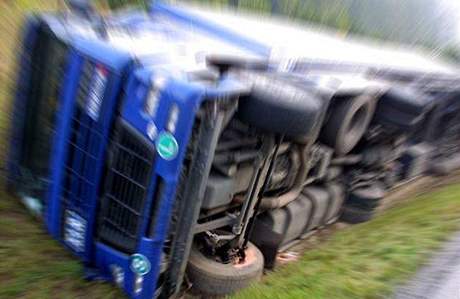 Na dálnici se srazil kamion s dodávkou a osobním autem. Ilustraní foto