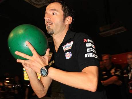 Max Biaggi hraje v Brn bowling. Poprv v ivot