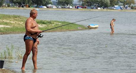 Rekreanti v Pasohlvkch si stuj na rybe, kte lov pmo na pli