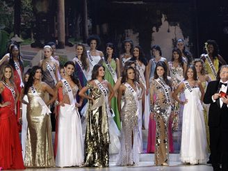 Finalistky Miss Universe 2008, Elika Bukov v zelench atech uprosted