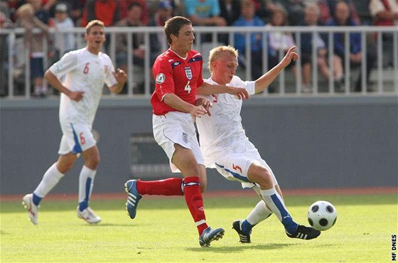 Momentka ze zápasu esko 19 - Anglie 19. O mí bojuje Jan Hable (vpravo).