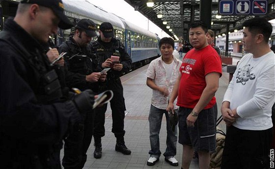 Razie cizinecké policie na praském hlavním nádraí (ilustraní foto).