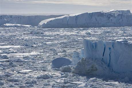 Ledovec je podle vdc neobvyklý svou velikostí ve vodách Arktidy. Ilustraní foto.