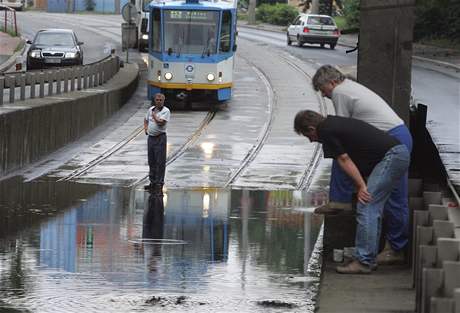 Poasí nadlalo problémy na severu Moravy i o víkendu. V nedli bouka napíklad zatopila tramvajovou tra v Sokolské ulici v Ostrav.