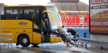 Cestující tlaí autobus Student Agency v eských Budjovicích.