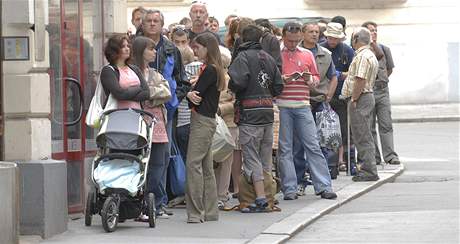 Ped Brnnským kulturním centrem na Bhounské ulici stála fornta na lístky na Nohavicu