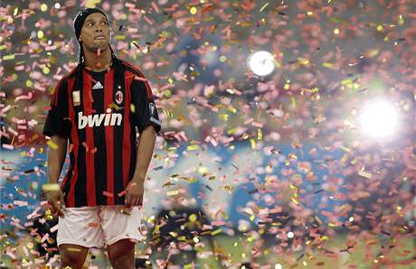 ZALÁ SLÁVA. Po jeho píchodu z Barcelony fanouci AC Milán jásali, te je Ronaldinho nechtný.