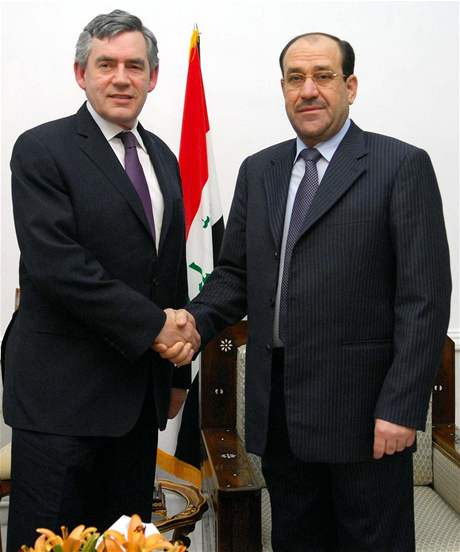 Premiér Gordon Brown vera pijel do Iráku. S Núrím al-Málikím mluvil i o unesených Britech