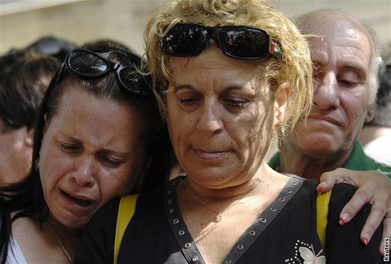Izraelci truchlí nad rakvemi voják Ehuda Goldwassera a Eldada Regeva (16. ervence 2008)