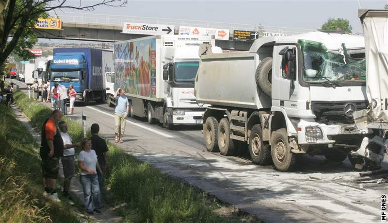 Nehoda pti kamion na Praském okruhu u Slivence (11.7.2008)