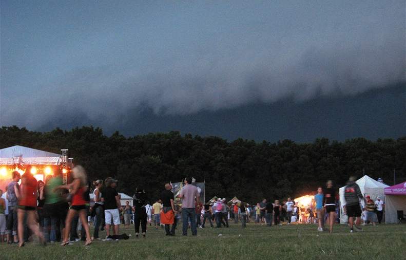 Na beclavský Creamfields se pihnala bouka